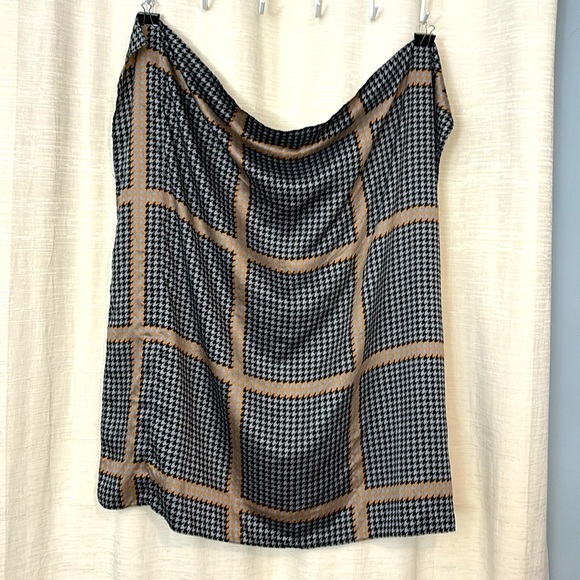 Plaid houndstooth women’s scarf feels like silk label missing 31”x31” - Picture 1 of 2